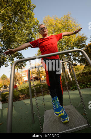 Bad Schönborn, Deutschland. Oktober 2017. Klaus Heinzmann, Teilnehmer einer Langzeitstudie zum Gesundheitsvergleich von sportlich aktiven und nicht sportlich aktiven Menschen, praktiziert in einem Aktivpark in Bad Schönborn, 16. Oktober 2017. Die Studie der Gemeinde Schönborn und des Karlsruher Instituts für Technologie (KIT) läuft seit 25 Jahren. Das Ergebnis: Sportlich aktive Menschen mittleren Alters verfügen über bessere motorische Fähigkeiten, die einen Unterschied zwischen 10 Jahren und Menschen machen, die nicht sportlich aktiv sind. Quelle: Sina Schuldt/dpa/Alamy Live News Stockfoto