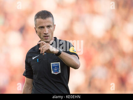Dijon, Frankreich. Oktober 2017. Jerome Miguelgorry (Schiedsrichter) Fußball/Fußball : französisches Spiel der Ligue 1 zwischen Dijon FCO 1-2 Paris Saint-Germain im Stade Gaston-Gerard in Dijon, Frankreich . Quelle: Maurizio Borsari/AFLO/Alamy Live News Stockfoto