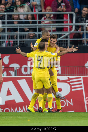 Dijon, Frankreich. Oktober 2017. Paris Saint-Germain Team Group (PSG) Fußball/Fußball : Thomas Meunier von Paris Saint-Germain feiert mit seinen Teamkollegen Lucas Moura, Kylian Mbappe und Giovani Lo Celso, nachdem er im französischen Spiel der Ligue 1 zwischen Dijon FCO 1-2 Paris Saint-Germain im Stade Gaston-Gerard in Dijon, Frankreich ihr zweites Tor geschossen hat. Quelle: Maurizio Borsari/AFLO/Alamy Live News Stockfoto