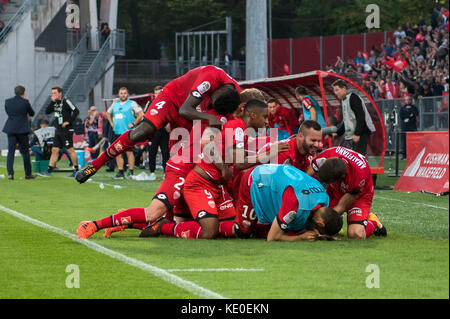 Dijon, Frankreich. Oktober 2017. Dijon-Team-Gruppe Fußball/Fußball : Benjamin Jeannot aus Dijon feiert mit seinen Teamkollegen, nachdem er während des Spiels der französischen Ligue 1 zwischen Dijon FCO 1-2 Paris Saint-Germain im Stade Gaston-Gerard in Dijon, Frankreich ein Tor geschossen hat. Quelle: Maurizio Borsari/AFLO/Alamy Live News Stockfoto