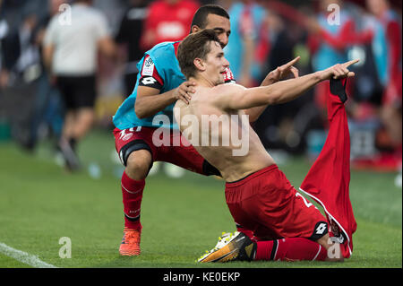 Dijon, Frankreich. 14. Oktober 2017. (R-L) Benjamin Jeannot, Naim Sliti (Dijon) Fußball/Fußball : Benjamin Jeannot von Dijon feiert mit seinem Teamkollegen Naim Sliti, nachdem er während des französischen Spiels „Ligue 1“ zwischen Dijon FCO 1-2 Paris Saint-Germain im Stade Gaston-Gerard in Dijon, Frankreich, ein Tor erzielt hat. Quelle: Maurizio Borsari/AFLO/Alamy Live News Stockfoto