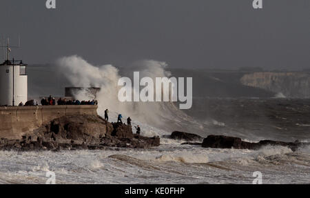 Sturm ophelia Schlagen der South Wales Küste bei porthcawl. South Wales Stockfoto