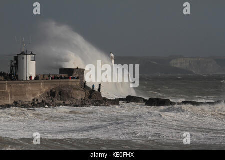 Sturm ophelia Schlagen der South Wales Küste bei porthcawl. South Wales Stockfoto