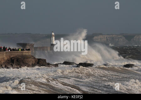 Sturm ophelia Schlagen der South Wales Küste bei porthcawl. South Wales Stockfoto