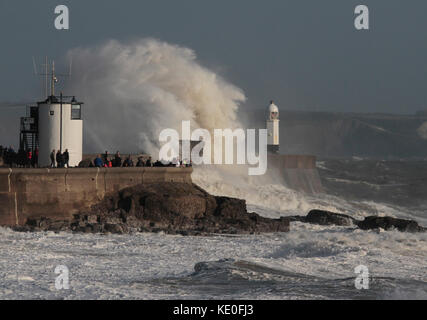 Sturm ophelia Schlagen der South Wales Küste bei porthcawl. South Wales Stockfoto