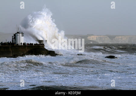 Sturm ophelia Schlagen der South Wales Küste bei porthcawl. South Wales Stockfoto