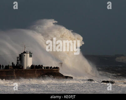 Sturm ophelia Schlagen der South Wales Küste bei porthcawl. South Wales Stockfoto