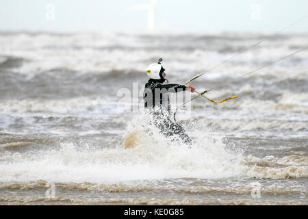 Kitesurfen bei Windböen ; Hurricane Ophelia (Okt 2017) Windböen an der Nordwestküste Englands, wenn Kitesurfer die windigen Bedingungen optimal nutzen, um die Wellen am Ainsdale Beach, nahe Southport in Merseyside, UK, zu fangen Stockfoto