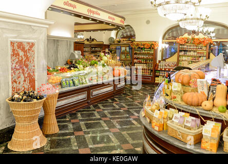 Gemüse und andere Lebensmittel werden am 13. Oktober 2017 im Einkaufszentrum GUM in Moskau, Russland, ausgestellt. Foto: Jens Kalaene/dpa-Zentralbild/ZB Stockfoto