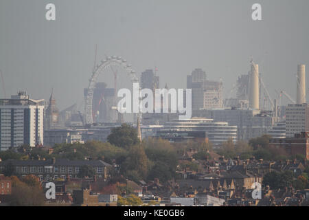 London, Großbritannien. 17 Okt, 2017. UK Wetter. Das London Eye mit dem Parlament von Wimbledon aalt sich morgens diesig Sonnenschein ein Tag mit klarem Himmel einen Tag nach der Himmel eine orange rot Erstellen eines apocalytic Effekt, der durch den Hurrikan Ophelia mit Staub aus dem südlichen Europa und der afrikanischen Sahara Credit: Amer ghazzal/Alamy Leben Nachrichten gebracht Stockfoto