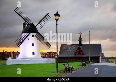 Lytham St. Annes Lancashire, UK Wetter. 17. Oktober, 2017. Bedeckt im Morgengrauen nach einer Nacht von starken Winden klare sonnige Aussichten für später am Tag prognostiziert werden. Turm Windmühle, Wind, Leistung, Energie, Sky, Turbine, Umwelt, Strom, Technik, Natur, Generator, Mühle, Erneuerbare, Kredit; MediaWorldImages/AlamyLiveNews. Stockfoto