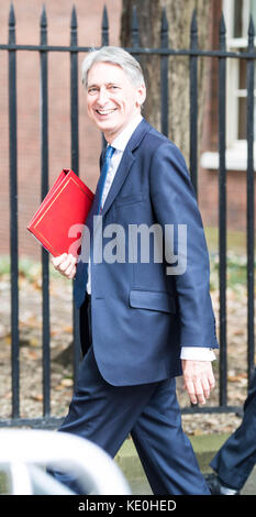 London, Großbritannien. 17 Okt, 2017. phillip Hammon, chanceelor, Blätter 11 Downing Street nach einem cabient Konferenz Credit: Ian Davidson/alamy leben Nachrichten Stockfoto