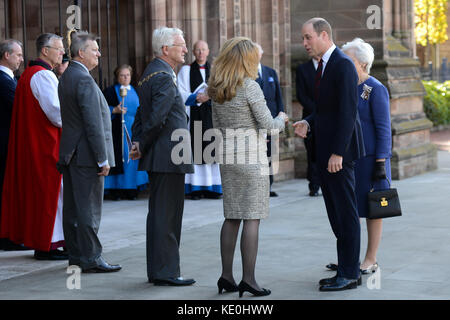 Hereford, Großbritannien. Oktober 2017. Prinz William, Duke of Cambridge, während eines Besuchs in der Hereford Cathedral für einen privaten Service und Blick auf das SAS Buntglasfenster, das kürzlich enthüllt wurde. Frühere und gegenwärtige Mitglieder der SAS waren beim Service anwesend. Hereford, 17. Oktober 2017. Quelle: James Maggs/Alamy Live News Stockfoto