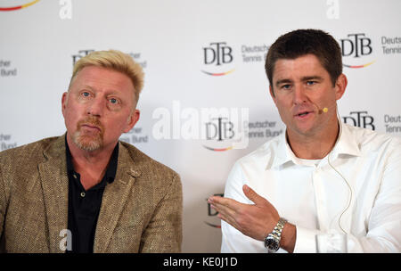 Ismaning, Deutschland. Oktober 2017. Davis Cup-Kapitän Michael Kohlmann (R) und Boris Becker, Leiter Männertennis des Deutschen Tennisverbandes, nehmen am 17. Oktober 2017 in Ismaning Teil. Becker setzt für die erste Davis-Cup-Runde 2018 auf eine deutsche Mannschaft mit den besten Spielern. Quelle: Peter Kneffel/dpa/Alamy Live News Stockfoto