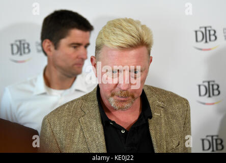 Ismaning, Deutschland. Oktober 2017. Davis Cup-Kapitän Michael Kohlmann (L) und Boris Becker, Leiter Männertennis des Deutschen Tennisverbandes, nehmen am 17. Oktober 2017 in Ismaning Teil. Becker setzt für die erste Davis-Cup-Runde 2018 auf eine deutsche Mannschaft mit den besten Spielern. Quelle: Peter Kneffel/dpa/Alamy Live News Stockfoto