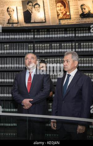 Jerusalem, Jerusalem. Oktober 2017. Der russische Verteidigungsminister Sergei Shoigu (R) besucht am 17. Oktober 2017 Yad Vashem, das World Holocaust Remembrance Center in Jerusalem. Quelle: JINI/Xinhua/Alamy Live News Stockfoto