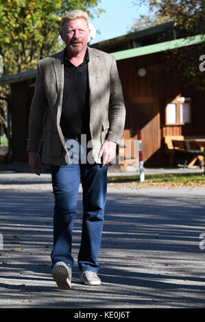 Ismaning, Deutschland. 17. Oktober 2017. Boris Becker, Leiter des Tennisverbandes der Deutschen Tennisvereinigung, kommt am 17. Oktober 2017 zu einer Podiumsdiskussion nach Ismaning, Deutschland. Kredit: Peter Kneffel/dpa/Alamy Live Nachrichten Stockfoto