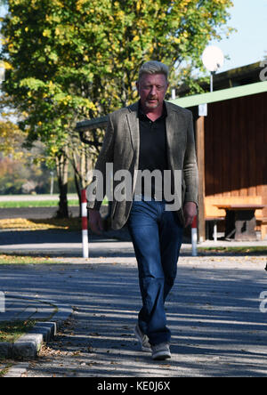 Ismaning, Deutschland. 17. Oktober 2017. Boris Becker, Leiter des Tennisverbandes der Deutschen Tennisvereinigung, kommt am 17. Oktober 2017 zu einer Podiumsdiskussion nach Ismaning, Deutschland. Kredit: Peter Kneffel/dpa/Alamy Live Nachrichten Stockfoto