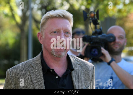 Ismaning, Deutschland. 17. Oktober 2017. Boris Becker, Leiter des Tennisverbandes der Deutschen Tennisvereinigung, kommt am 17. Oktober 2017 zu einer Podiumsdiskussion nach Ismaning, Deutschland. Kredit: Peter Kneffel/dpa/Alamy Live Nachrichten Stockfoto