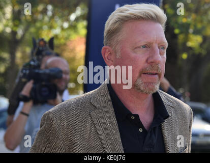 Ismaning, Deutschland. 17. Oktober 2017. Boris Becker, Leiter des Tennisverbandes der Deutschen Tennisvereinigung, kommt am 17. Oktober 2017 zu einer Podiumsdiskussion nach Ismaning, Deutschland. Kredit: Peter Kneffel/dpa/Alamy Live Nachrichten Stockfoto