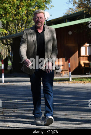 Ismaning, Deutschland. 17. Oktober 2017. Boris Becker, Leiter des Tennisverbandes der Deutschen Tennisvereinigung, kommt am 17. Oktober 2017 zu einer Podiumsdiskussion nach Ismaning, Deutschland. Kredit: Peter Kneffel/dpa/Alamy Live Nachrichten Stockfoto