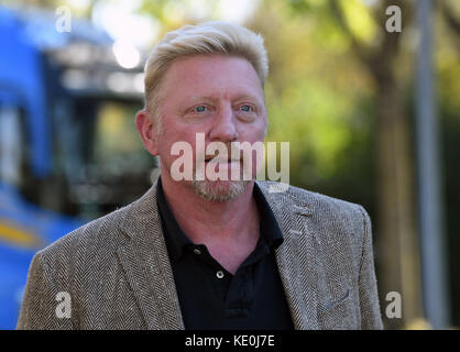 Ismaning, Deutschland. 17. Oktober 2017. Boris Becker, Leiter des Tennisverbandes der Deutschen Tennisvereinigung, kommt am 17. Oktober 2017 zu einer Podiumsdiskussion nach Ismaning, Deutschland. Kredit: Peter Kneffel/dpa/Alamy Live Nachrichten Stockfoto