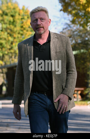 Ismaning, Deutschland. 17. Oktober 2017. Boris Becker, Leiter des Tennisverbandes der Deutschen Tennisvereinigung, kommt am 17. Oktober 2017 zu einer Podiumsdiskussion nach Ismaning, Deutschland. Kredit: Peter Kneffel/dpa/Alamy Live Nachrichten Stockfoto