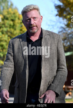 Ismaning, Deutschland. 17. Oktober 2017. Boris Becker, Leiter des Tennisverbandes der Deutschen Tennisvereinigung, kommt am 17. Oktober 2017 zu einer Podiumsdiskussion nach Ismaning, Deutschland. Kredit: Peter Kneffel/dpa/Alamy Live Nachrichten Stockfoto