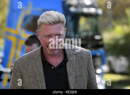 Ismaning, Deutschland. 17. Oktober 2017. Boris Becker, Leiter des Tennisverbandes der Deutschen Tennisvereinigung, kommt am 17. Oktober 2017 zu einer Podiumsdiskussion nach Ismaning, Deutschland. Kredit: Peter Kneffel/dpa/Alamy Live Nachrichten Stockfoto