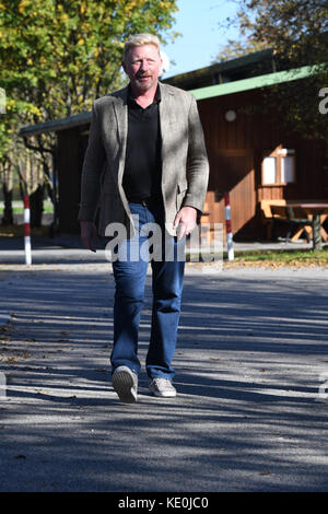 Ismaning, Deutschland. Oktober 2017. Boris Becker, Leiter des Männertennis·des Deutschen Tennisverbandes, kommt am 17. Oktober 2017 zu einer Podiumsdiskussion in Ismaning, Deutschland. Quelle: Peter Kneffel/dpa/Alamy Live News Stockfoto