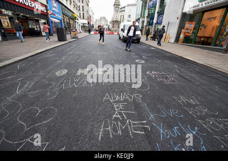 Brighton, Großbritannien. Oktober 2017. Die Öffentlichkeit hat eine Brighton Street während der Reparatur in eine leere Leinwand für Kunstwerke und Graffiti verwandelt . In der North Street im Stadtzentrum werden wesentliche Verbesserungen von Southern Water durchgeführt, und während es leer ist, haben die Öffentlichkeit begonnen, Kreidebotschaften und Kunstwerke auf dem neu gelegten Asphalt zu hinterlassen. Credit: Simon Dack/Alamy Live News Stockfoto