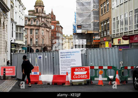 Brighton, Großbritannien. Oktober 2017. Die Öffentlichkeit hat eine Brighton Street während der Reparatur in eine leere Leinwand für Kunstwerke und Graffiti verwandelt . In der North Street im Stadtzentrum werden wesentliche Verbesserungen von Southern Water durchgeführt, und während es leer ist, haben die Öffentlichkeit begonnen, Kreidebotschaften und Kunstwerke auf dem neu gelegten Asphalt zu hinterlassen. Credit: Simon Dack/Alamy Live News Stockfoto