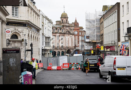 Brighton, Großbritannien. Oktober 2017. Die Öffentlichkeit hat eine Brighton Street während der Reparatur in eine leere Leinwand für Kunstwerke und Graffiti verwandelt . In der North Street im Stadtzentrum werden wesentliche Verbesserungen von Southern Water durchgeführt, und während es leer ist, haben die Öffentlichkeit begonnen, Kreidebotschaften und Kunstwerke auf dem neu gelegten Asphalt zu hinterlassen. Credit: Simon Dack/Alamy Live News Stockfoto