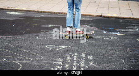 Brighton, Großbritannien. Oktober 2017. Die Öffentlichkeit hat eine Brighton Street während der Reparatur in eine leere Leinwand für Kunstwerke und Graffiti verwandelt . In der North Street im Stadtzentrum werden wesentliche Verbesserungen von Southern Water durchgeführt, und während es leer ist, haben die Öffentlichkeit begonnen, Kreidebotschaften und Kunstwerke auf dem neu gelegten Asphalt zu hinterlassen. Credit: Simon Dack/Alamy Live News Stockfoto