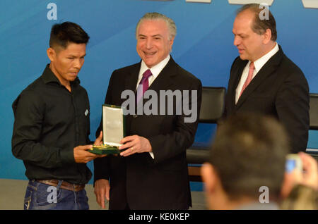 Brasilia, Brasilien. 17 Okt, 2017. Präsident Michel Temer liefert Insignien des Ordens der medizinischen Verdienst, dieser Dienstag (17), in einer Feierstunde im planalto Palace, brasília, df. Credit: Foto arena Ltda/alamy leben Nachrichten Stockfoto