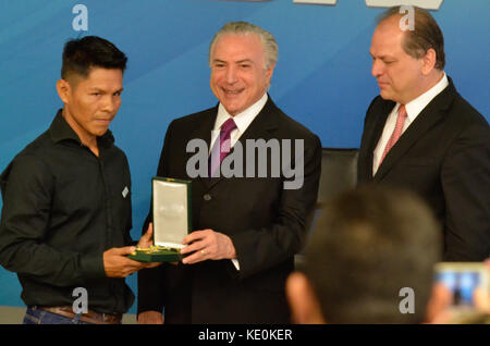 Brasilia, Brasilien. 17 Okt, 2017. Präsident Michel Temer liefert Insignien des Ordens der medizinischen Verdienst, dieser Dienstag (17), in einer Feierstunde im planalto Palace, brasília, df. Credit: Foto arena Ltda/alamy leben Nachrichten Stockfoto