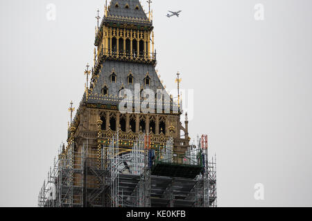 London, Großbritannien. 17 Okt, 2017. Gerüst rund um die Uhr Big Ben Tower für Renovierungsarbeiten errichtet hat jetzt fast die Uhr Gesicht verdeckt. Big Ben wird weiterhin für den wichtigen nationalen Anlässen läuten aber die Renovierung wird voraussichtlich bis zu vier Jahre dauern. Credit: Mark kerrison/alamy leben Nachrichten Stockfoto