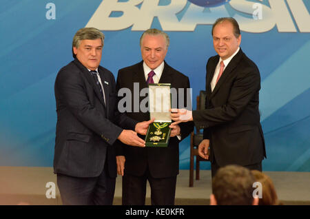 Brasilia, Brasilien. 17 Okt, 2017. Präsident Michel Temer liefert Insignien des Ordens der medizinischen Verdienst, dieser Dienstag (17), in einer Feierstunde im planalto Palace, brasília, df. Credit: Foto arena Ltda/alamy leben Nachrichten Stockfoto