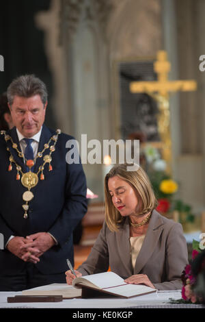 Magdeburg, Deutschland. Oktober 2017. Federica Mogherini, die italienische EU-kommissarin für Außen- und Sicherheit, unterzeichnet das Gastbuch der Stadt am 17. Oktober 2017 in Magdeburg. Mogherini gewann den Kaiser-Otto-Preis für ihre Arbeit im europäischen Einigungsprozess. Daneben steht der Magdeburger Bürgermeister Lutz Trümper. Quelle: Klaus-Dietmar Gabbert/dpa-Zentralbild/dpa/Alamy Live News Stockfoto