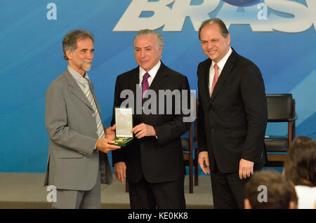 Brasilia, Brasilien. Oktober 2017. Präsident Michel Temer überreicht die Insignien des Ordens der medizinischen Verdienste am Dienstag (17) in einer Zeremonie im Planalto-Palast in Brasília, DF. Foto Arena LTDA/Alamy Live News Stockfoto