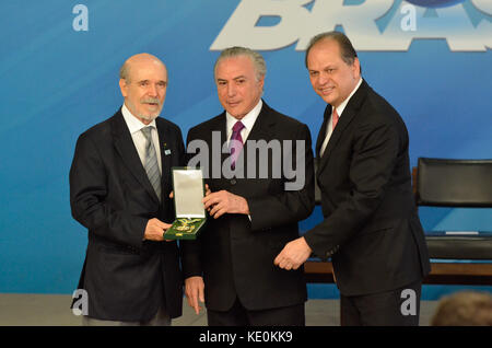 Brasilia, Brasilien. 17 Okt, 2017. Präsident Michel Temer liefert Insignien des Ordens der medizinischen Verdienst, dieser Dienstag (17), in einer Feierstunde im planalto Palace, brasília, df. Credit: Foto arena Ltda/alamy leben Nachrichten Stockfoto