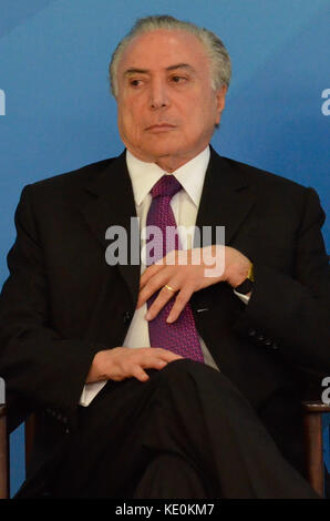 Brasilia, Brasilien. 17 Okt, 2017. Präsident Michel Temer liefert Insignien des Ordens der medizinischen Verdienst, dieser Dienstag (17), in einer Feierstunde im planalto Palace, brasília, df. Credit: Foto arena Ltda/alamy leben Nachrichten Stockfoto