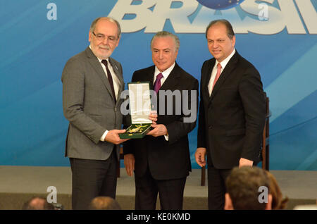 Brasilia, Brasilien. 17 Okt, 2017. Präsident Michel Temer liefert Insignien des Ordens der medizinischen Verdienst, dieser Dienstag (17), in einer Feierstunde im planalto Palace, brasília, df. Credit: Foto arena Ltda/alamy leben Nachrichten Stockfoto