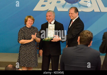 Brasilia, Brasilien. 17 Okt, 2017. Präsident Michel Temer liefert Insignien des Ordens der medizinischen Verdienst, dieser Dienstag (17), in einer Feierstunde im planalto Palace, brasília, df. Credit: Foto arena Ltda/alamy leben Nachrichten Stockfoto