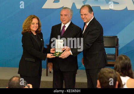 Brasilia, Brasilien. 17 Okt, 2017. Präsident Michel Temer liefert Insignien des Ordens der medizinischen Verdienst, dieser Dienstag (17), in einer Feierstunde im planalto Palace, brasília, df. Credit: Foto arena Ltda/alamy leben Nachrichten Stockfoto