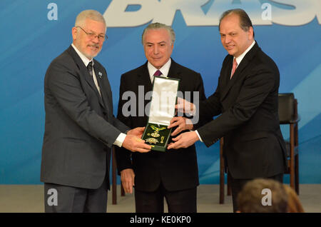 Brasilia, Brasilien. 17 Okt, 2017. Präsident Michel Temer liefert Insignien des Ordens der medizinischen Verdienst, dieser Dienstag (17), in einer Feierstunde im planalto Palace, brasília, df. Credit: Foto arena Ltda/alamy leben Nachrichten Stockfoto