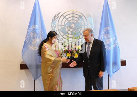 Uno, New York, USA. 17 Okt, 2017. In Bangladesch Sprecher des nationalen Parlaments shirin Sharmin chaudhury un-sec-gen Antonio Guterres inmitten der Krise der Rohingya aus Myanmar erfüllt. Credit: Matthew Russell Lee/alamy leben Nachrichten Stockfoto