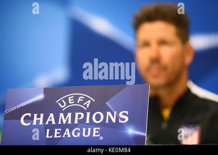 Baku, Aserbaidschan. 17 Okt, 2017. von Atletico Madrid Haupttrainer, Diego Simeone, nimmt an einer Pressekonferenz im Anschluss an eine Schulung der Bakuer oliympic Stadion in Baku, Aserbaidschan, 17. Oktober 2017. Atletico Madrid wird fk qarabag in der Champions League Gruppe c Fußball Match Gesicht am 18. Oktober 2017. Credit: Aziz karimov/alamy leben Nachrichten Stockfoto