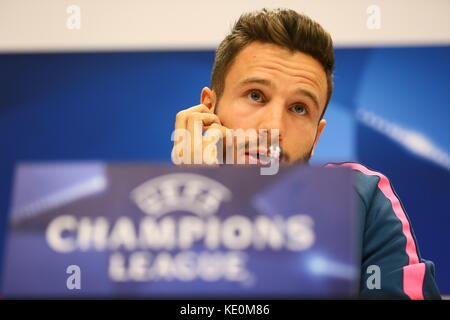 Baku, Aserbaidschan. 17 Okt, 2017. von Atletico Madrid Spieler Saul niguez eine Pressekonferenz nimmt nach einem Training im Olympiastadion in Baku Baku, Aserbaidschan, 17. Oktober 2017. Atletico Madrid wird fk qarabag in der Champions League Gruppe c Fußball Match Gesicht am 18. Oktober 2017. Credit: Aziz karimov/alamy leben Nachrichten Stockfoto