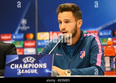 Baku, Aserbaidschan. 17 Okt, 2017. von Atletico Madrid Spieler Saul niguez eine Pressekonferenz nimmt nach einem Training im Olympiastadion in Baku Baku, Aserbaidschan, 17. Oktober 2017. Atletico Madrid wird fk qarabag in der Champions League Gruppe c Fußball Match Gesicht am 18. Oktober 2017. Credit: Aziz karimov/alamy leben Nachrichten Stockfoto